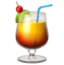 Verre de cocktail avec paille, citron vert et cerise.